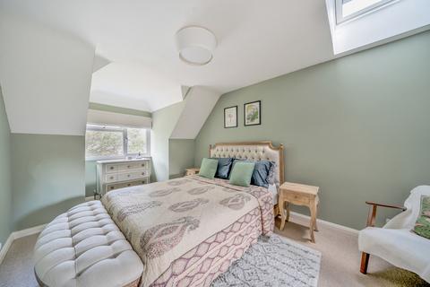 40 Hillview Crescent, Guildford, GU2 8BQ