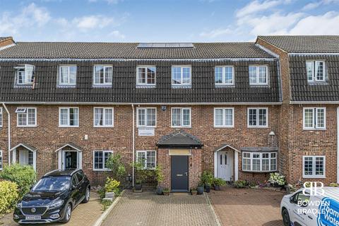 Regency Close, Chigwell, IG7