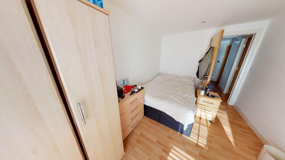 A neat and well-maintained single bedroom featu...