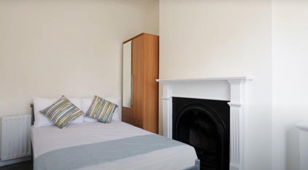 A cozy double bedroom featuring a comfortable b...