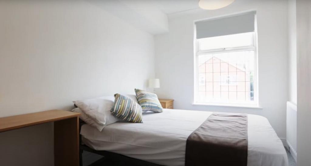 Bright and tidy single bedroom featuring a comf...