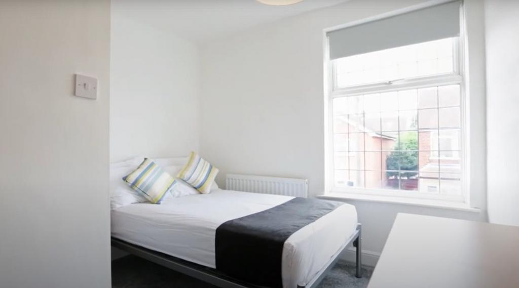 Bright and clean double bedroom featuring a com...
