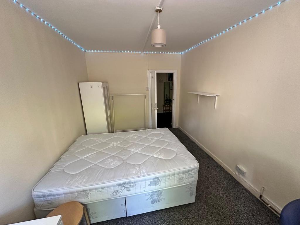 A spacious double bedroom with good lighting an...