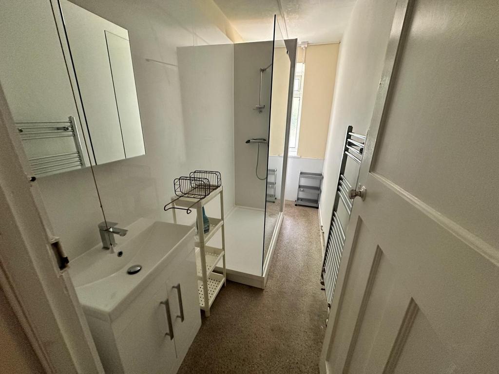 A modern and clean bathroom featuring a spaciou...