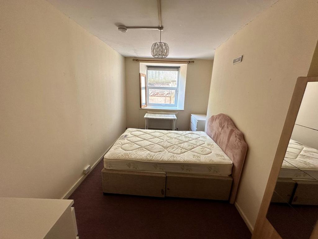 A cozy and inviting double bedroom featuring go...
