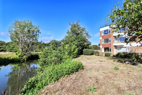 Esher Road, Hersham KT12