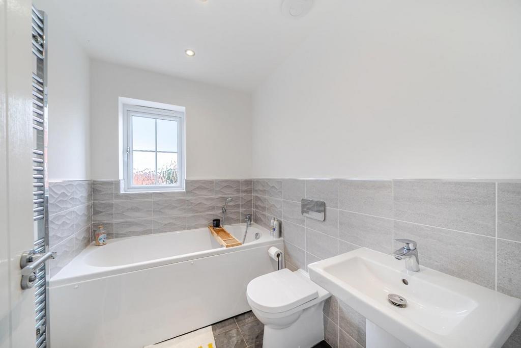Bathroom (2).jpg