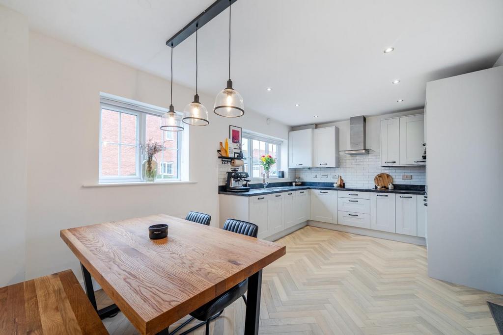 Kitchen 2.jpg
