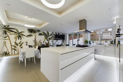 346 Chipstead Valley Road, Coulsdon, CR5 3BF