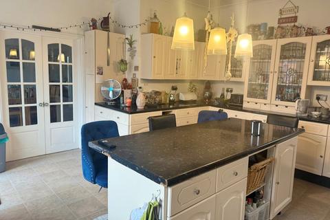 undefined, 9 Manor House