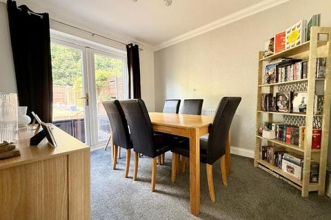 4 bedroom semi-detached house for sale, Launton Close, Barton Hills, Luton, Bedfordshire, LU3 4BF