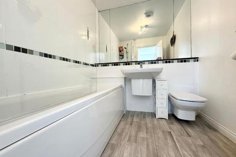 4 bedroom semi-detached house for sale, Launton Close, Barton Hills, Luton, Bedfordshire, LU3 4BF