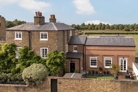 undefined, Hampton Court Road, East Molesey, KT8