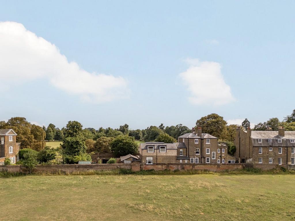 Backing onto Royal Paddocks
