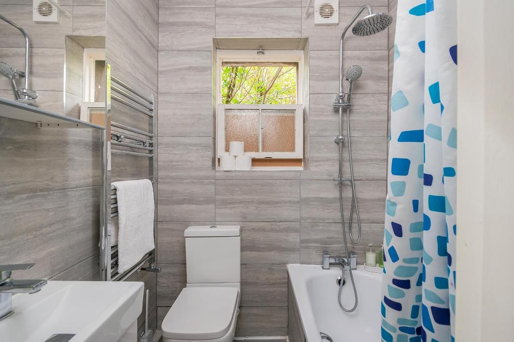 F5 F6 FCM - Bathroom B.jpg
