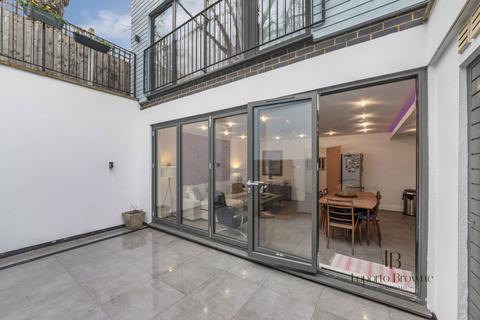 3 bedroom mews for sale, Brompton Mews, N12