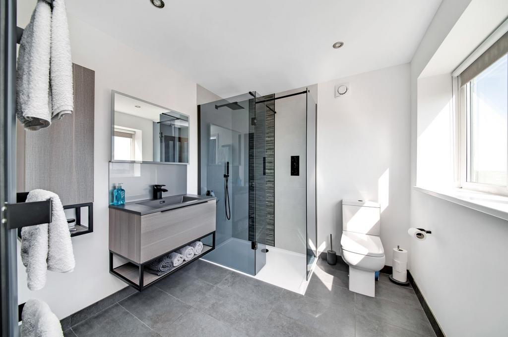 Bedroom one en suite