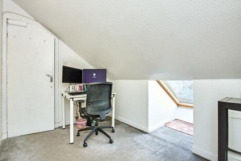 56 Broomlea Crescent, Edinburgh, EH12 7NR