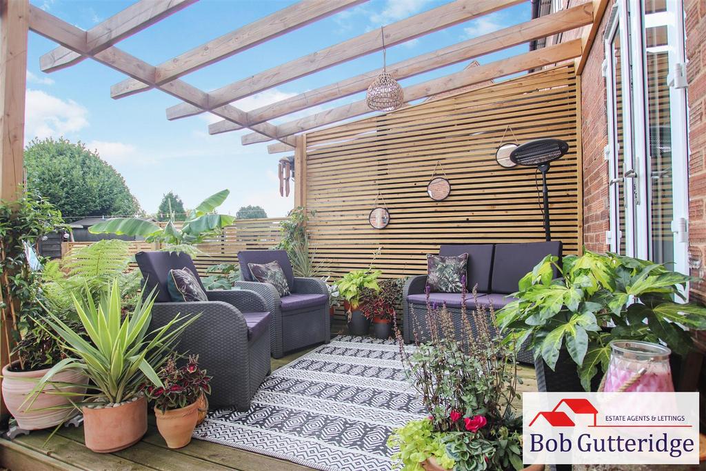 Enclsoed rear garden