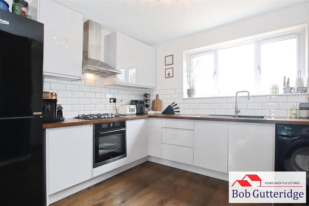 "l" shaped fitted kitchen / dining room