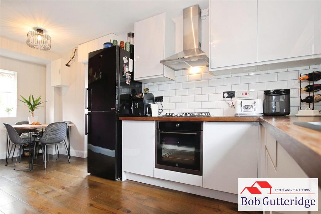 "l" shaped fitted kitchen / dining room