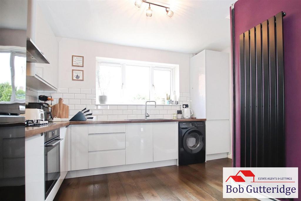 "l" shaped fitted kitchen / dining room