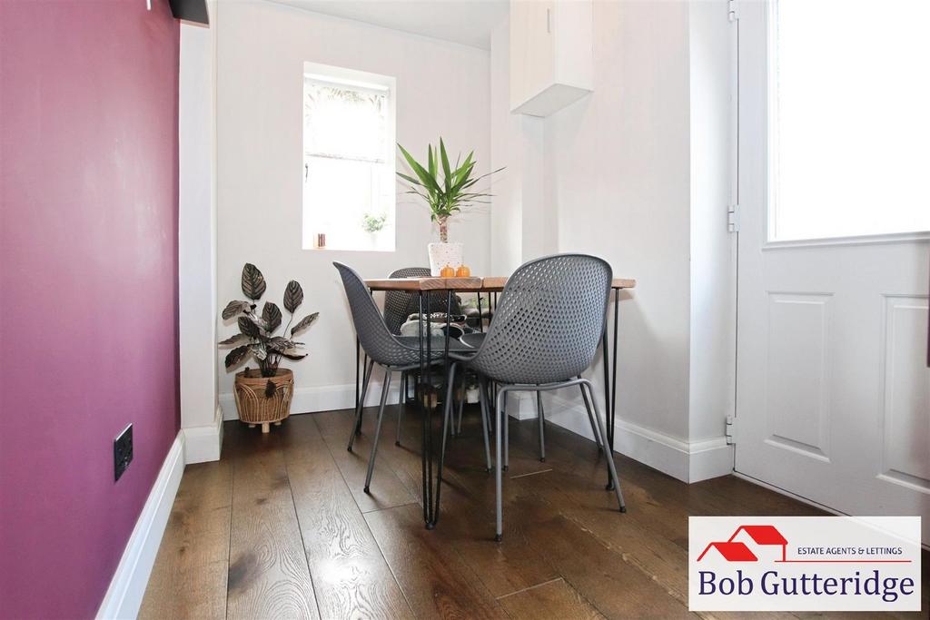 "l" shaped fitted kitchen / dining room