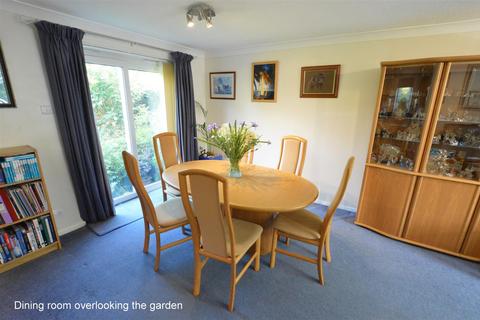 32 Westleas, Horley, RH6 8AF