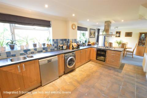 32 Westleas, Horley, RH6 8AF