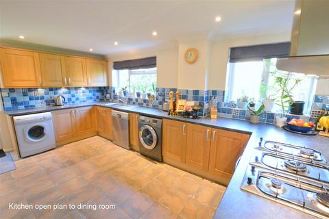 32 Westleas, Horley, RH6 8AF