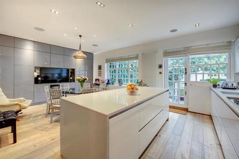 5 Elm Tree Close, London, NW8 9JS