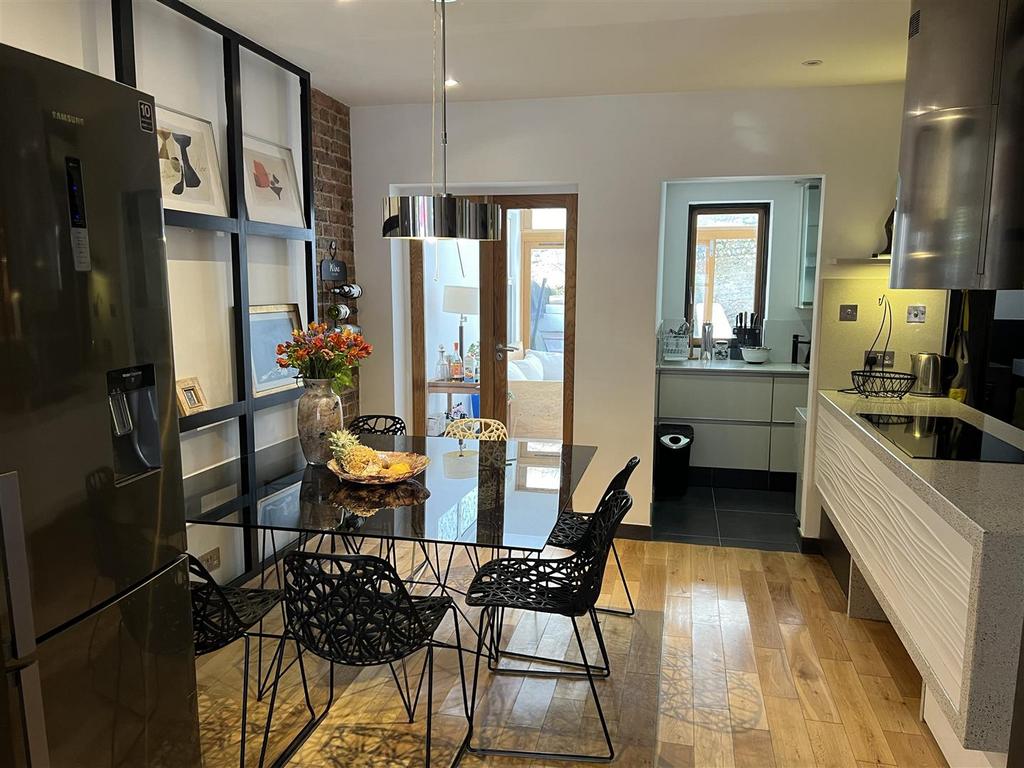 Breakfast Area.jpg