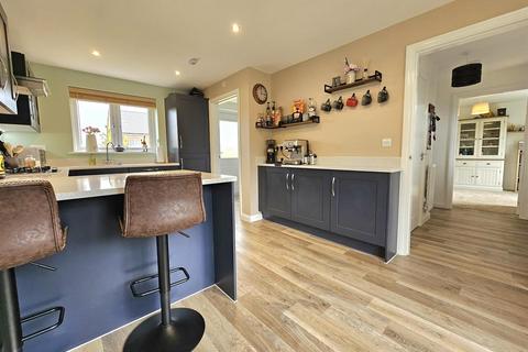 3 bedroom semi-detached house for sale, Meadow Brown Road, Coombe Hill, Tewkesbury