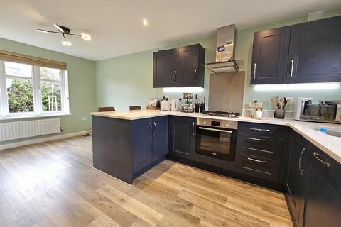 3 bedroom semi-detached house for sale, Meadow Brown Road, Coombe Hill, Tewkesbury