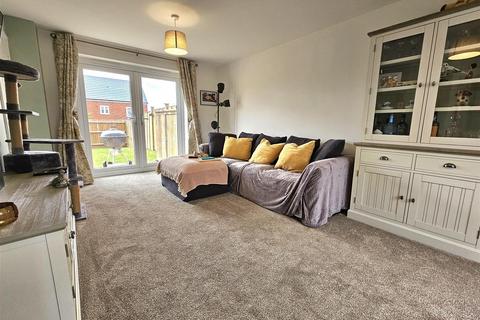 3 bedroom semi-detached house for sale, Meadow Brown Road, Coombe Hill, Tewkesbury