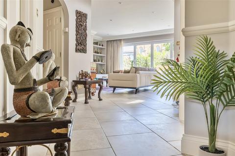 6 Clearwater Place, Long Ditton, Surbiton, KT6 4ET