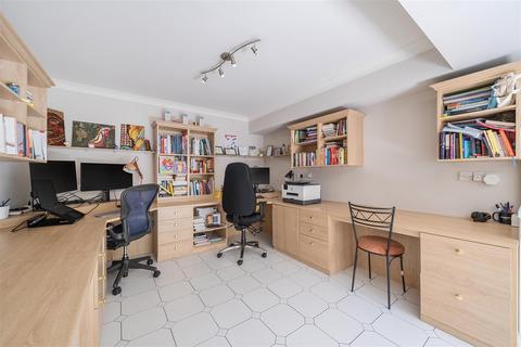 6 Clearwater Place, Long Ditton, Surbiton, KT6 4ET