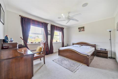 6 Clearwater Place, Long Ditton, Surbiton, KT6 4ET