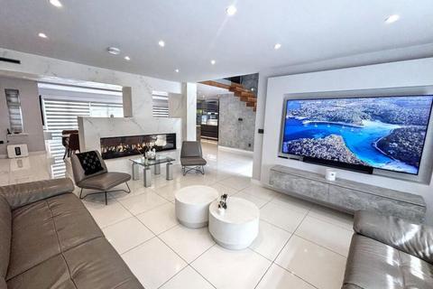 4 bedroom detached house to rent, Davyhulme Road, Urmston, Manchester