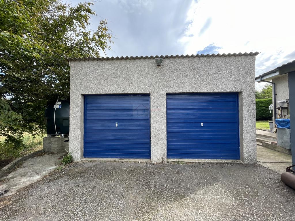 Double garage.JPG