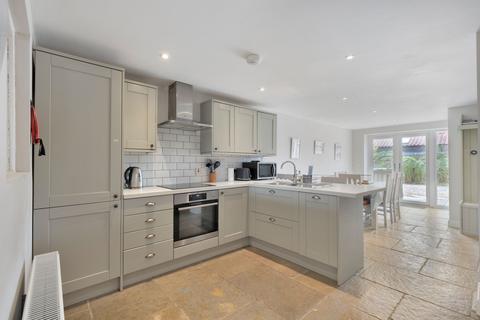 Chain Free - Sophisticated Simplicity in a Secret Corner of Holt