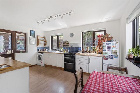 2 Riverside, Totnes, TQ9 5JB