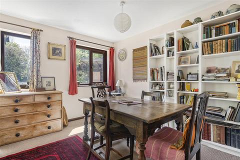 2 Riverside, Totnes, TQ9 5JB