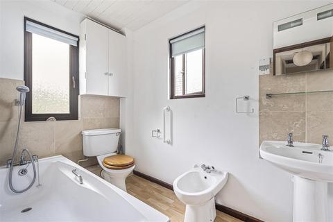2 Riverside, Totnes, TQ9 5JB