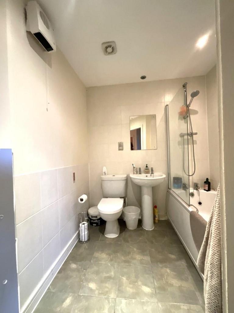 17 quay bathroom.JPG