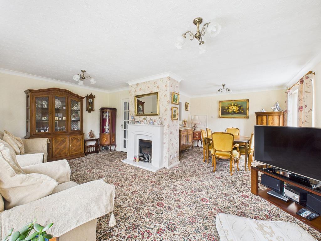 Lounge/Dining Room