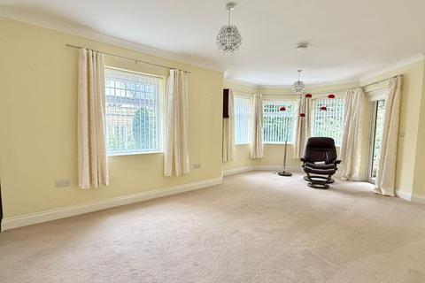 2 bedroom flat for sale, St. Ives Place, Ringwood, BH24 2EE