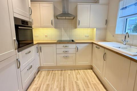 2 bedroom flat for sale, St. Ives Place, Ringwood, BH24 2EE