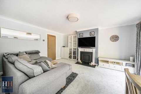19 Nursery Close, Hook, RG27 9QX