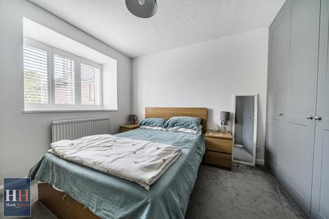 19 Nursery Close, Hook, RG27 9QX